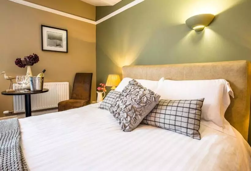 The Lounge Hotel & Bar