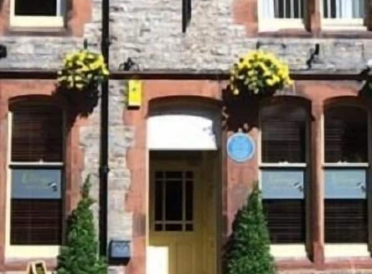 The Lounge Hotel & Bar