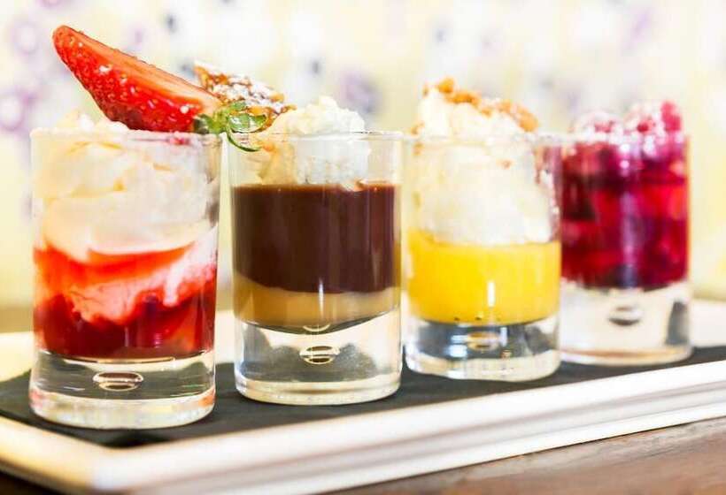 The Lounge Hotel & Bar