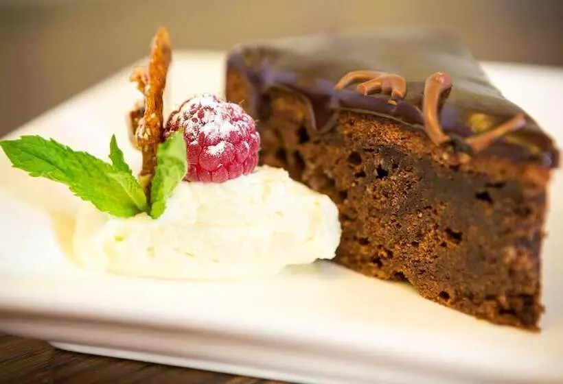 The Lounge Hotel & Bar