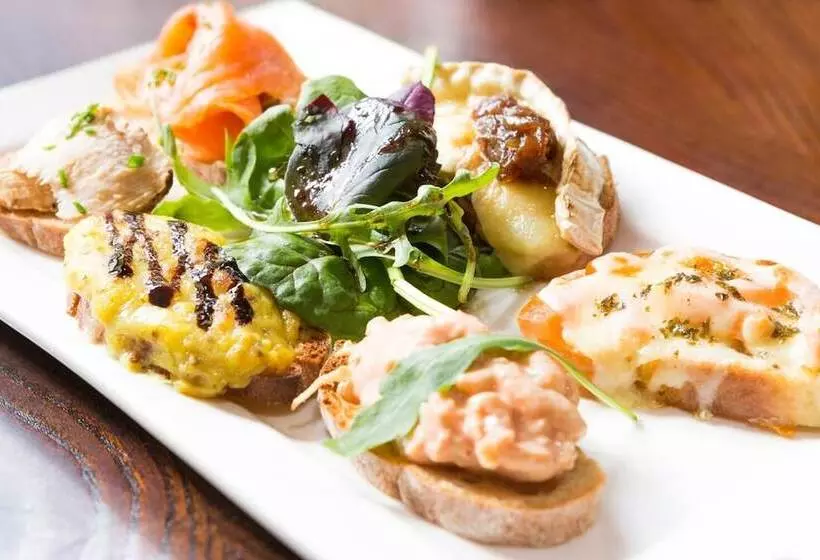 The Lounge Hotel & Bar