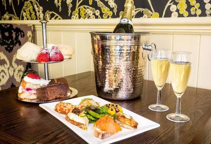 The Lounge Hotel & Bar