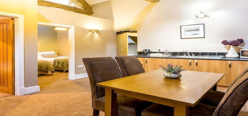 The Lounge Hotel & Bar