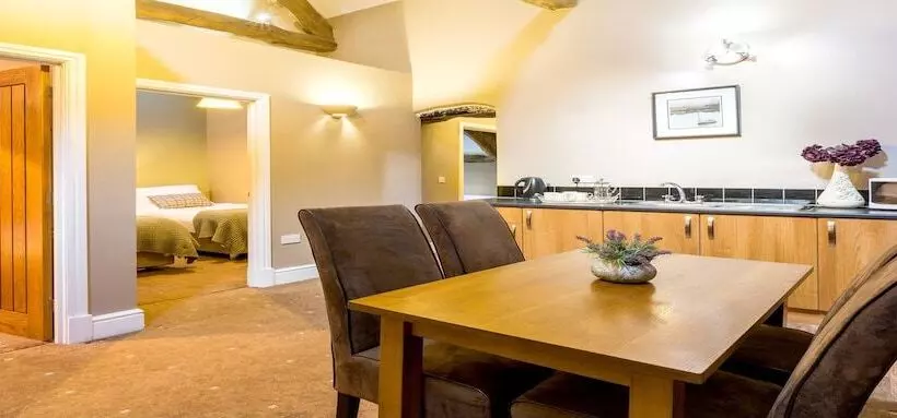 The Lounge Hotel & Bar