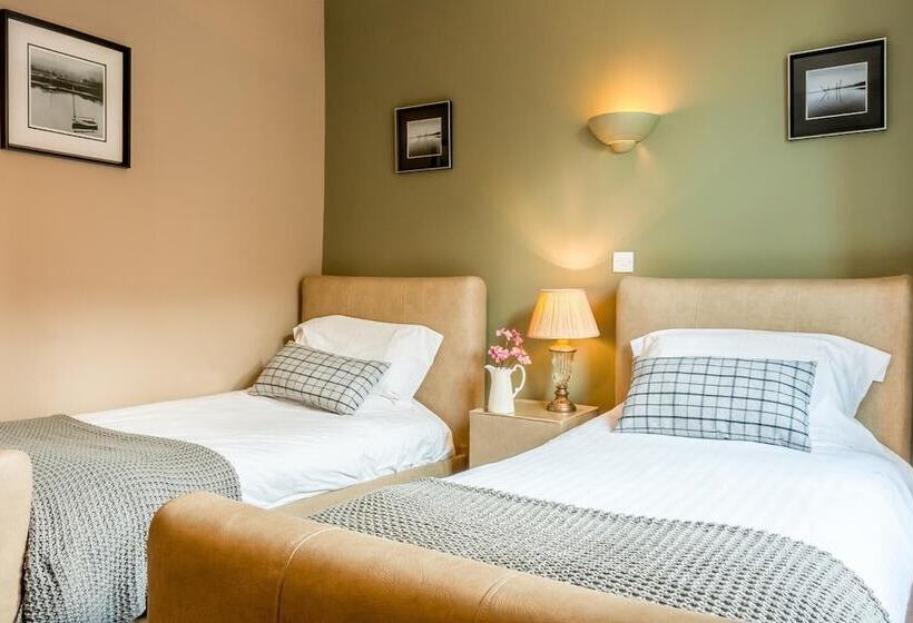 The Lounge Hotel & Bar