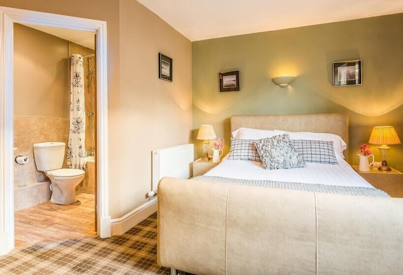 The Lounge Hotel & Bar