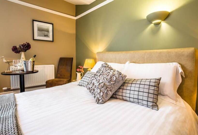 The Lounge Hotel & Bar