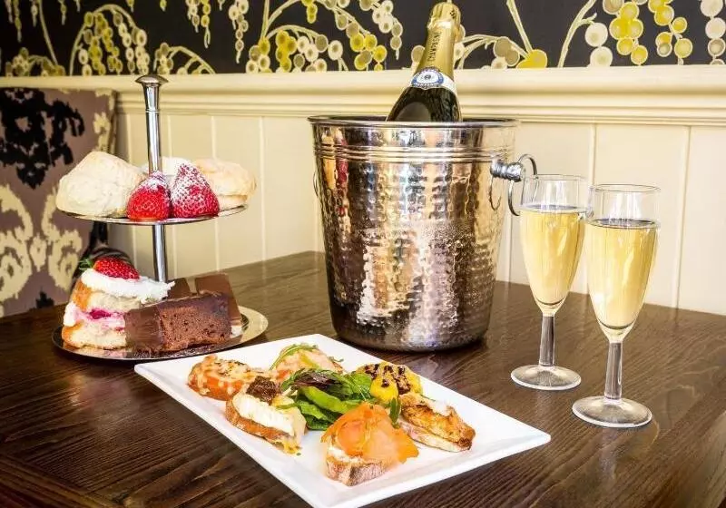 The Lounge Hotel & Bar