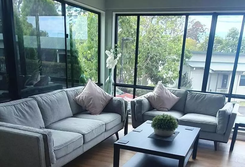 Eastgate On The Range Motel