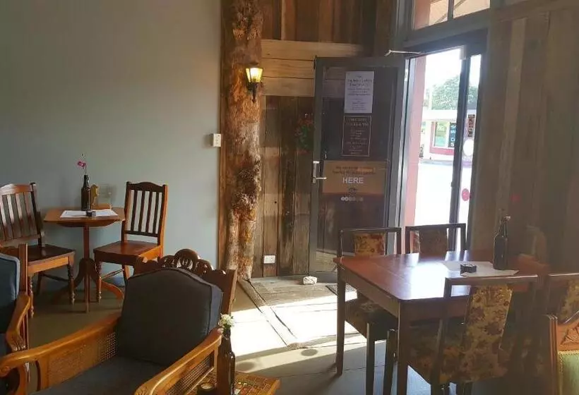 Отель The Bears Went Over The Mountain