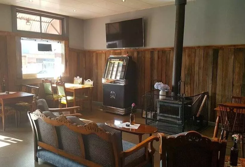 Отель The Bears Went Over The Mountain