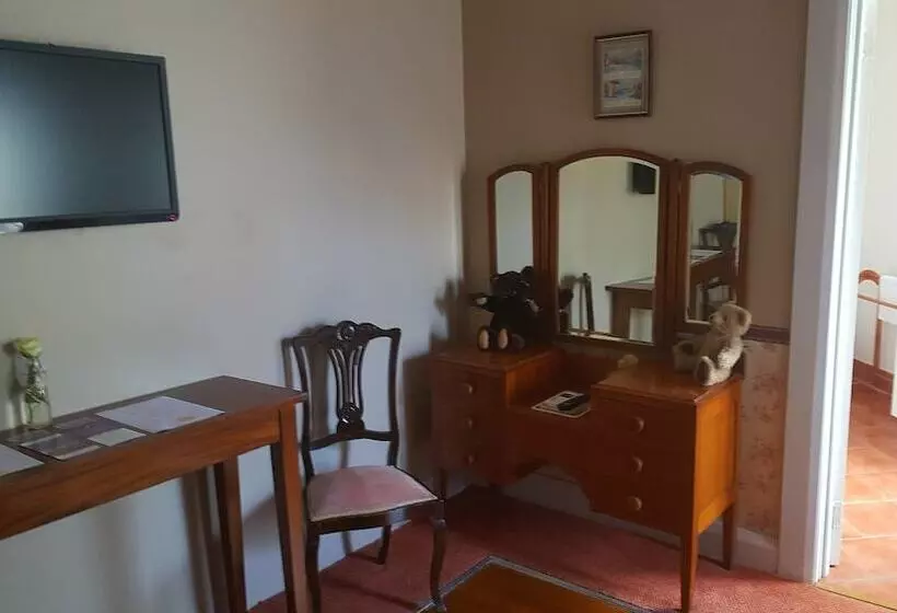 Отель The Bears Went Over The Mountain