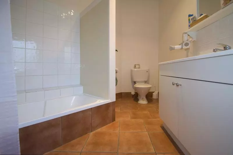 Отель The Bears Went Over The Mountain