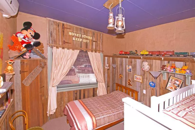 Отель The Bears Went Over The Mountain