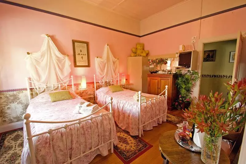 Отель The Bears Went Over The Mountain