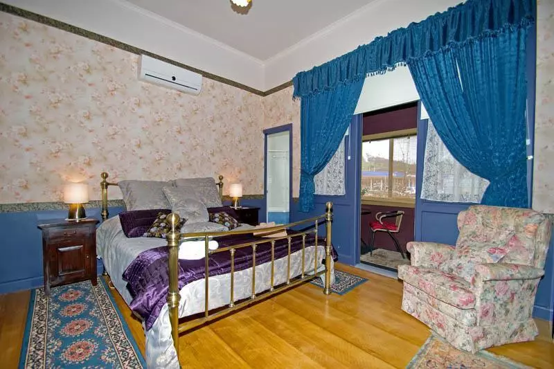 Отель The Bears Went Over The Mountain