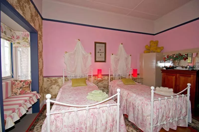 Отель The Bears Went Over The Mountain