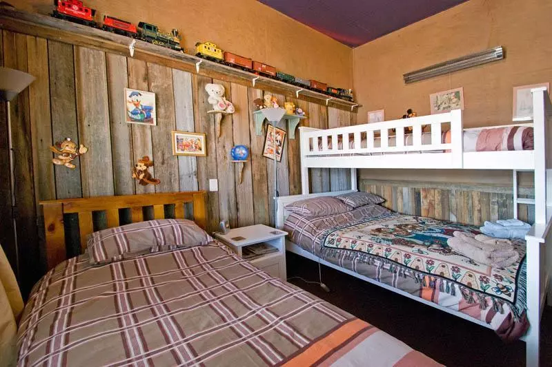 Отель The Bears Went Over The Mountain