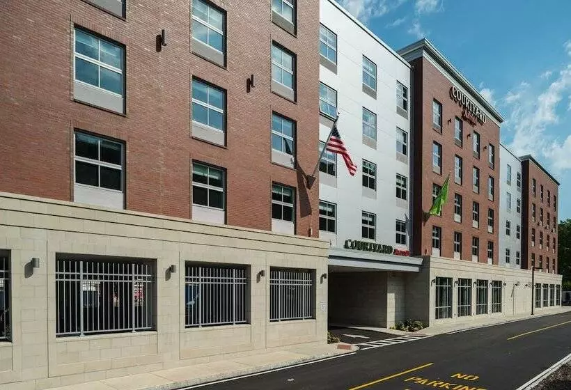 Отель Courtyard By Marriott Edgewater Nyc Area