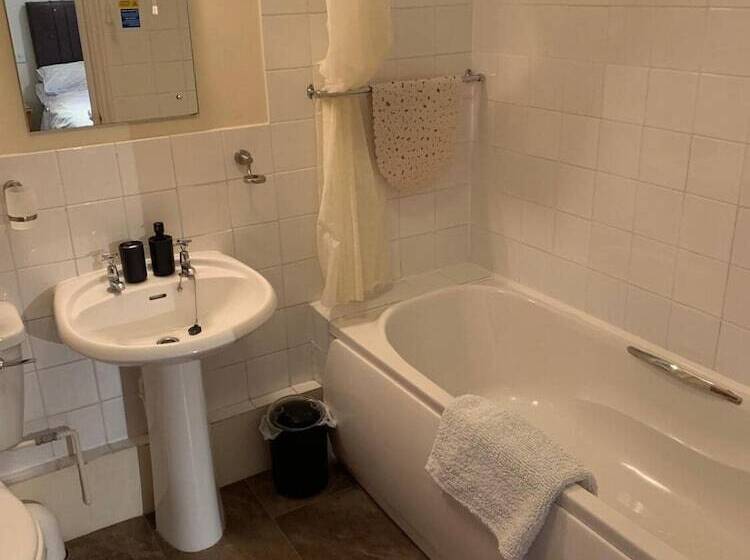 בית מלון כפרי Oakrooms