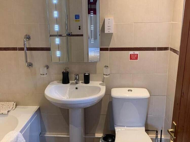 בית מלון כפרי Oakrooms