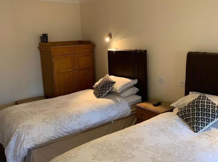 בית מלון כפרי Oakrooms