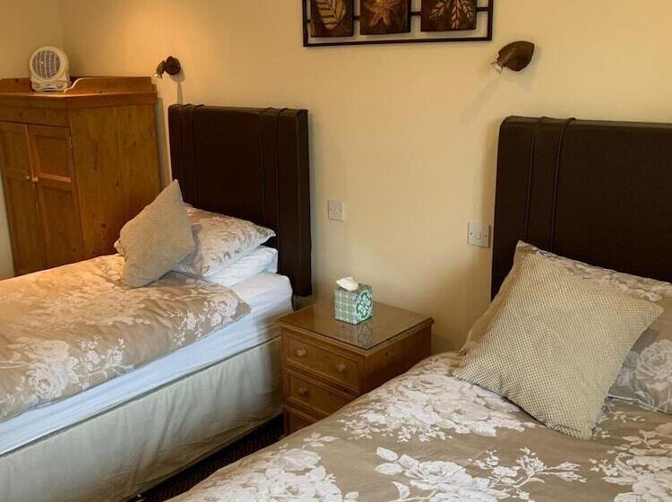 בית מלון כפרי Oakrooms