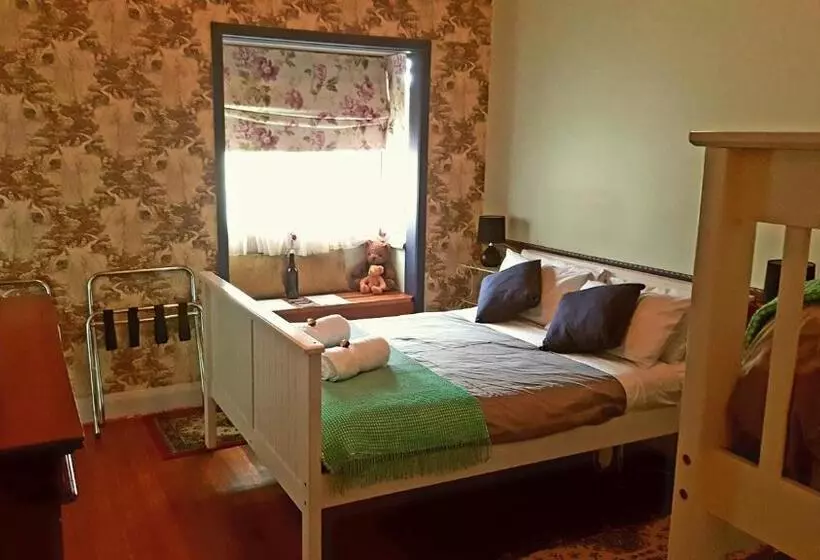 Отель The Bears Went Over The Mountain