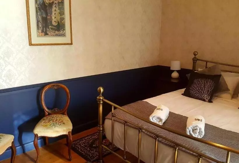 Отель The Bears Went Over The Mountain