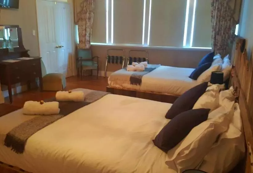 Отель The Bears Went Over The Mountain