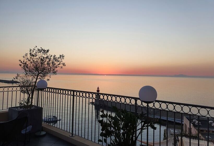 هتل Des Gouverneurs