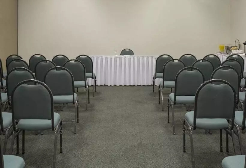 Отель Sleep Inn Praia Do Canto