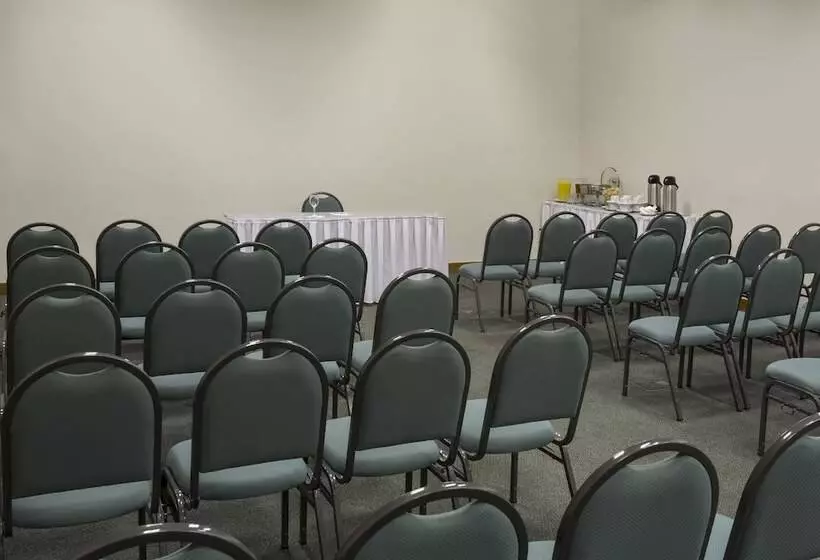 Отель Sleep Inn Praia Do Canto