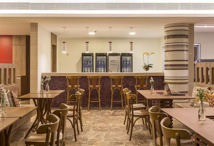 Отель Sleep Inn Praia Do Canto