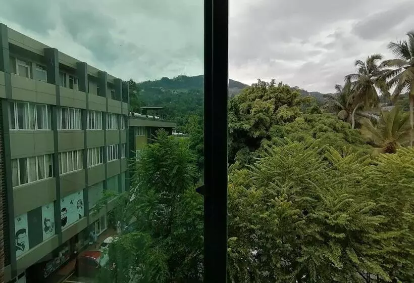 هتل The Royal Mall Kandy