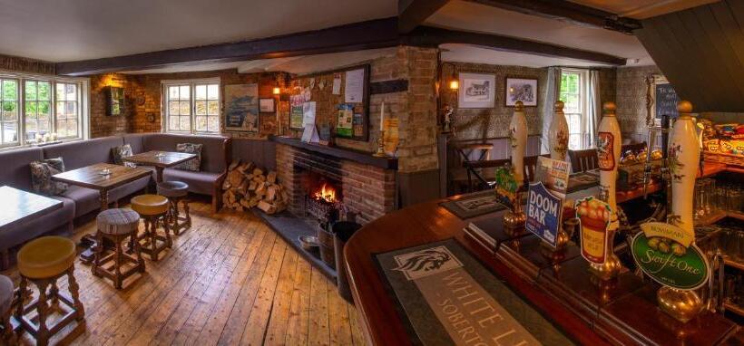 בית מלון כפרי The White Lion, Soberton