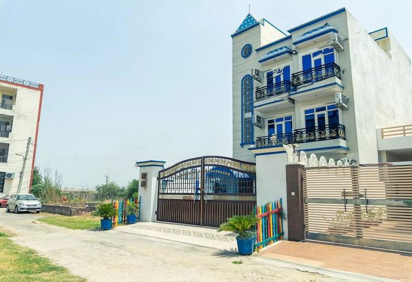 בית מלון כפרי Villa Sixteen