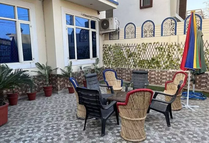 Hotelli Villa Sixteen