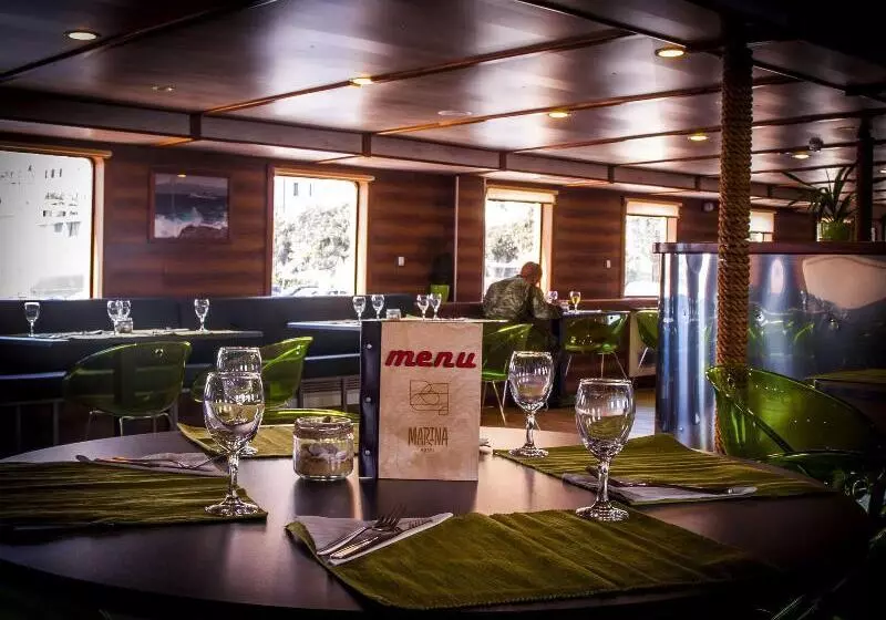 فندق صغير Botel Marina