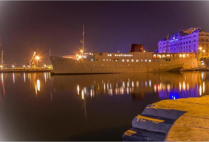 Общежитие Botel Marina