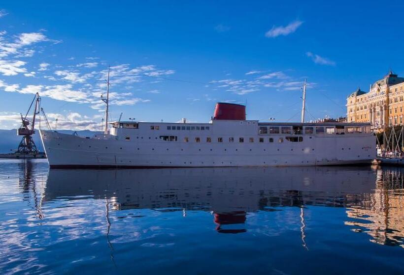 Общежитие Botel Marina