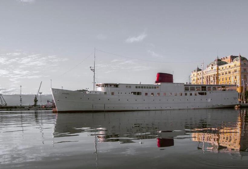 Общежитие Botel Marina