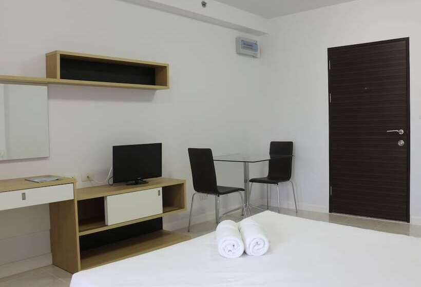 Beehive Phuket Oldtown Hostel