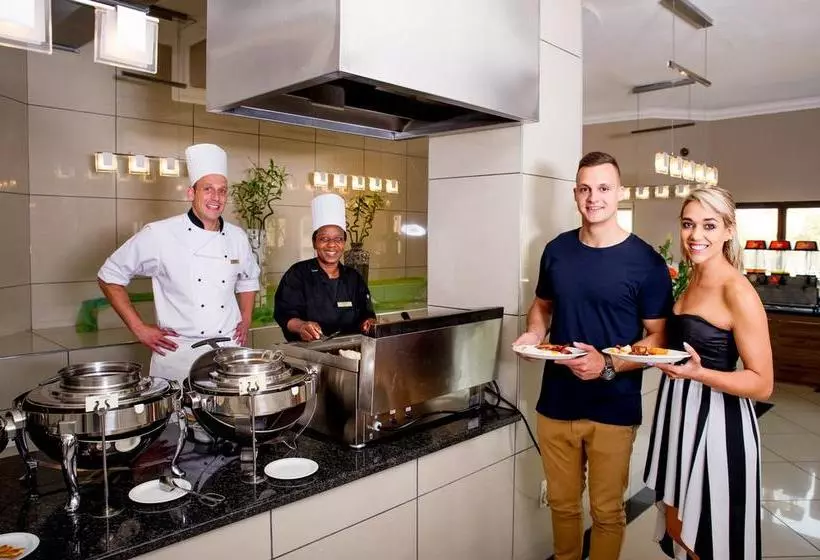 Отель Sierra On Main