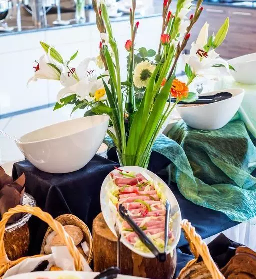 Отель Sierra On Main