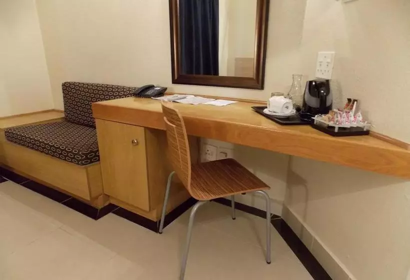 Отель Sierra On Main