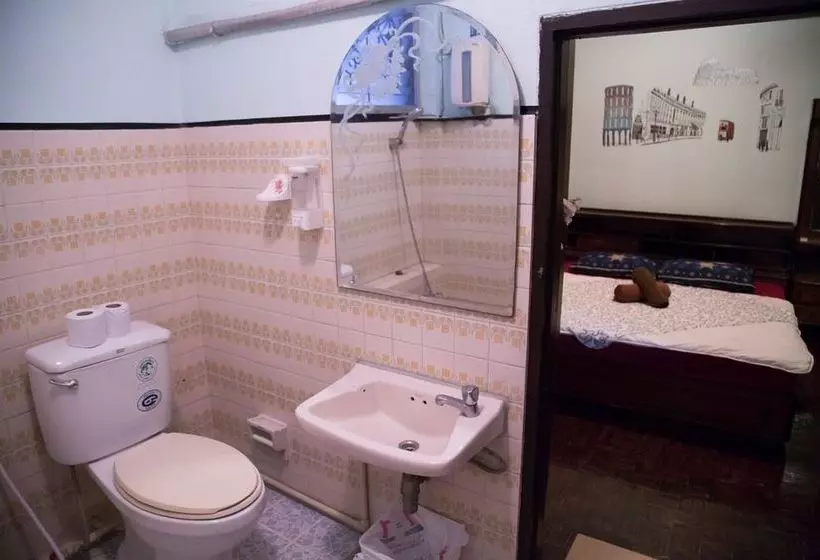 Mad Cow Hostel Silom