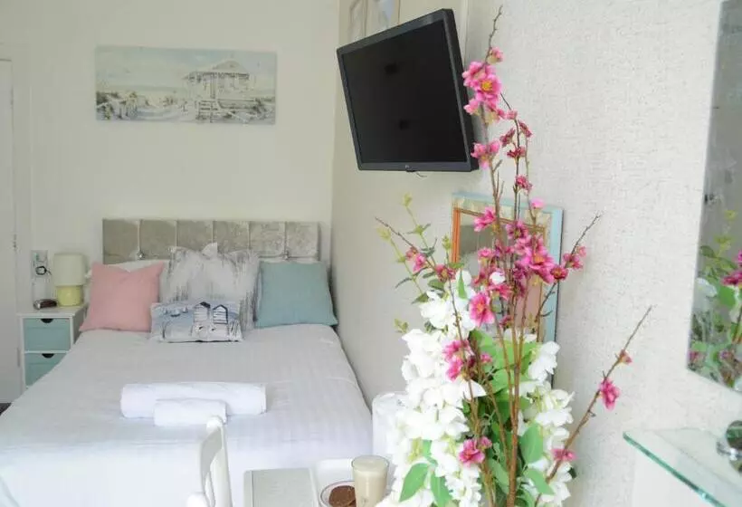 פנסיון St Edmunds Guest House