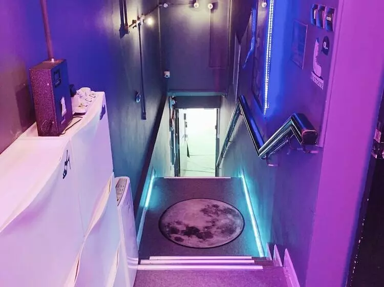 Capsule Hotel Met A Space Pod @ Boat Quay