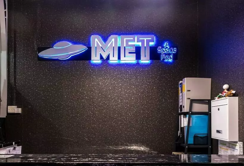 Capsule Hotel Met A Space Pod @ Boat Quay